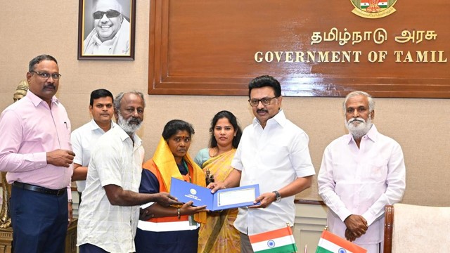 Nữ lao công nộp chiếc túi cũ chứa 450 chỉ vàng cho cảnh sát, 1 ngày sau được mời lên nhận thưởng 