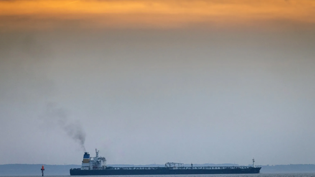 Tàu chở dầu Nga ùn ứ khắp đại dương, giá trị xuất khẩu chạm đáy lịch sử