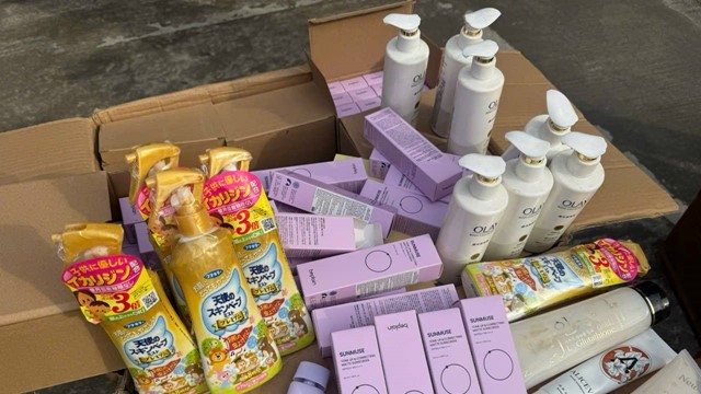 100 cảnh sát khám xét khẩn cấp nhiều cơ sở ở Ninh Bình, Hà Nội, thu giữ 25 tấn mỹ phẩm