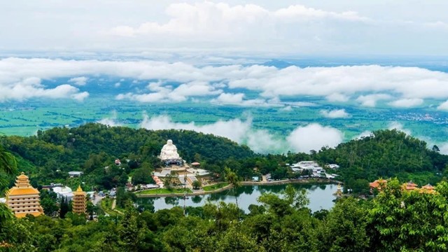 Ngọn núi được mệnh danh là 'nóc nhà miền Tây', sở hữu tượng Phật Di Lặc lớn nhất Đông Nam Á 