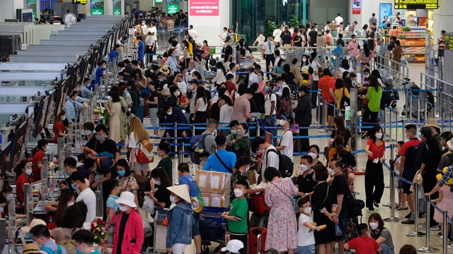 Hơn 30 triệu đồng tiền vé máy bay Tết, nhiều người chấp nhận không về quê