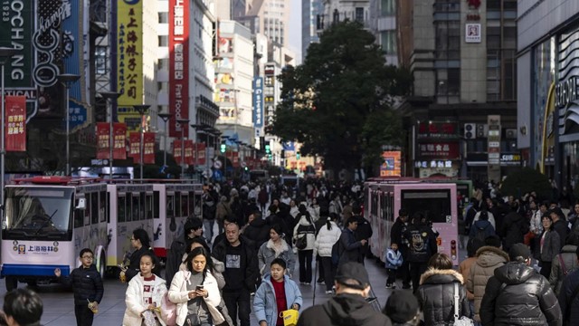 Đầu tư suy yếu, BĐS lao dốc: Xuất khẩu cứu GDP Trung Quốc