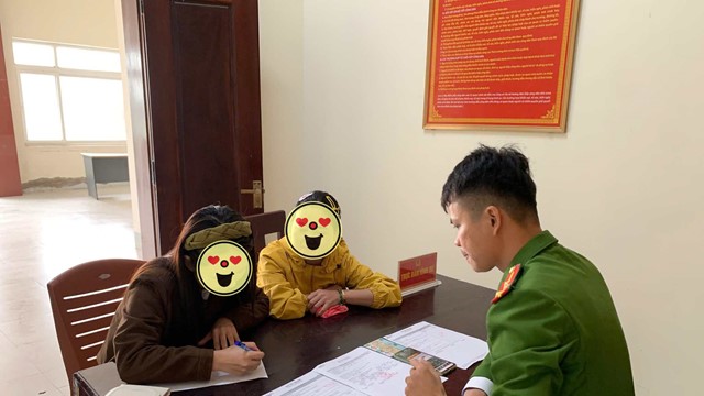 Chị T. 2 lần nhận hơn 1,8 tỷ qua tài khoản ngân hàng, ngay sau đó phải lên công an làm việc