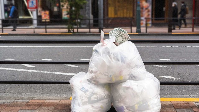 Người lao công phát hiện gần 3 tỷ tiền mặt trong túi rác, cảnh sát liền thu giữ và phát thông báo 'khẩn'