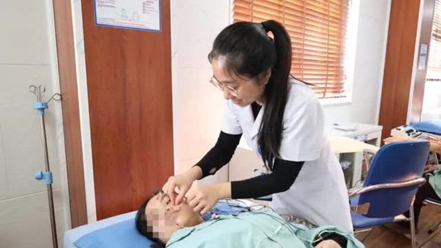 Ngủ dậy bỗng méo miệng, lệch mặt, không nhắm kín mắt: Bác sĩ cảnh báo bệnh dễ gặp khi trời rét
