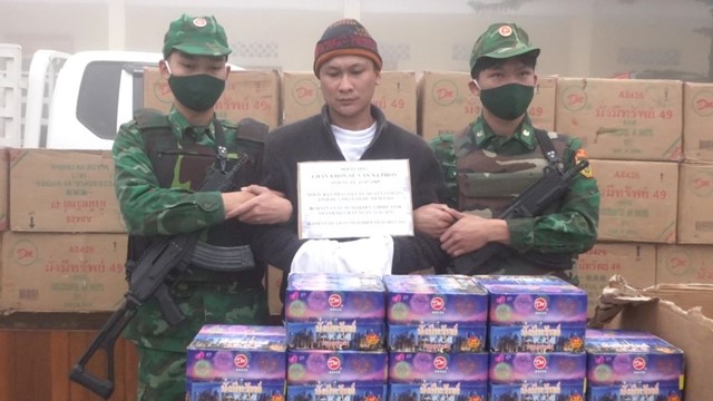 Kiểm tra xe tải mang biển số Lào, thu giữ 35 thùng carton, bắt tại chỗ Chăn Khon - Sụ Văn Nạ Phon