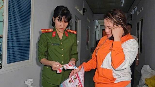 Khám xét 1 phòng trọ, thu giữ hơn 600kg bột ngọt, hạt nêm và 1 xe máy, Đinh Thị Đâu bị bắt ngay tại chỗ