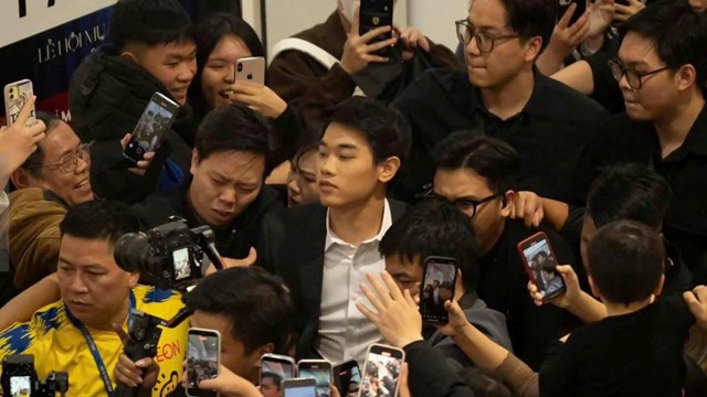 Chàng trai Nghệ An SN 2004 khiến trung tâm thương mại 'vỡ trận': Cầu thủ đầu tiên làm nên lịch sử của bóng đá Đông Nam Á, được định giá 9,2 tỷ