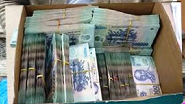 Tạm giữ Ngô Đức Thành SN 2003, thu hồi hai gói hàng chứa 7,85 tỷ đồng tiền mặt