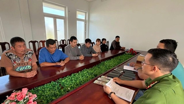 Khám xét 11 địa điểm, bắt 7 người, tịch thu hơn 100 triệu đồng tiền mặt, 20 điện thoại di động