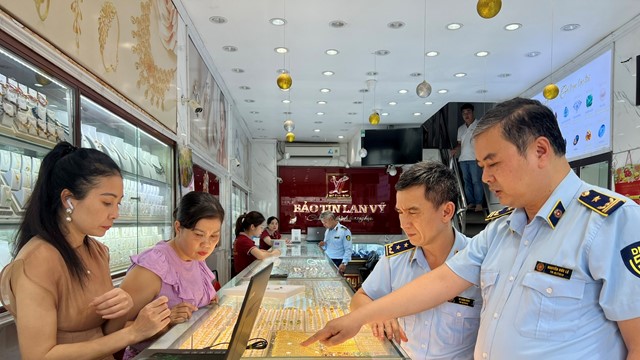 Hà Nội: Giá vàng diễn biến khó lường, kiểm tra đột xuất 3 cửa hàng kinh doanh vàng