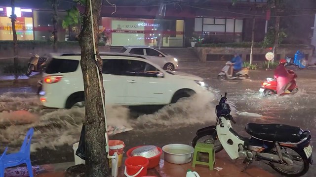 Hà Nội mưa lớn khiến nhiều phương tiện di chuyển khó khăn