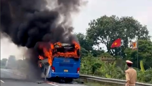 Ô tô bốc cháy ngùn ngụt trên cao tốc Cầu Giẽ - Ninh Bình