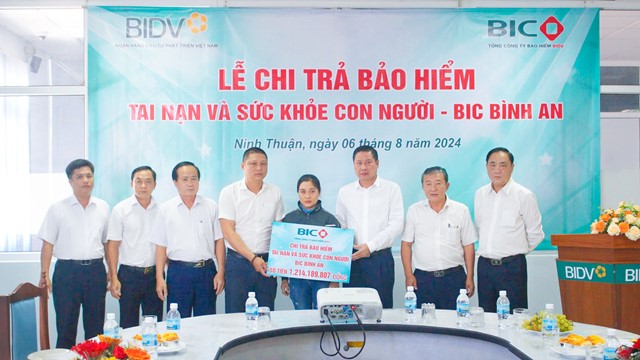 Khách hàng nhận hơn 2,4 tỷ đồng quyền lợi bảo hiểm