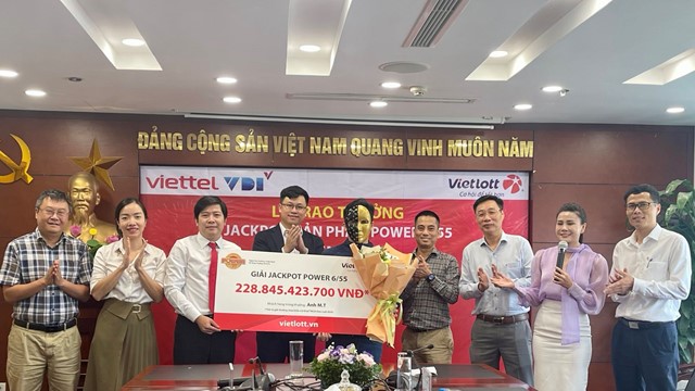 Mua vé số cầu may, 9x “đổi đời” khi trúng Jackpot hơn 200 tỷ đồng