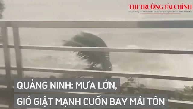 Quảng Ninh: Mưa lớn, gió giật mạnh cuốn bay mái tôn