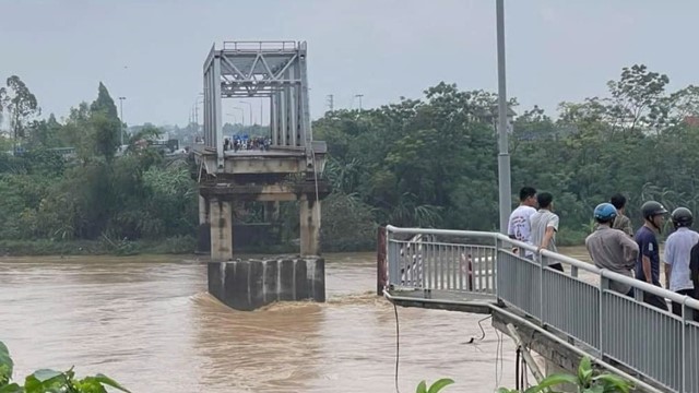 Sập cầu Phong Châu (Phú Thọ), chia cắt 2 huyện Lâm Thao – Tam Nông