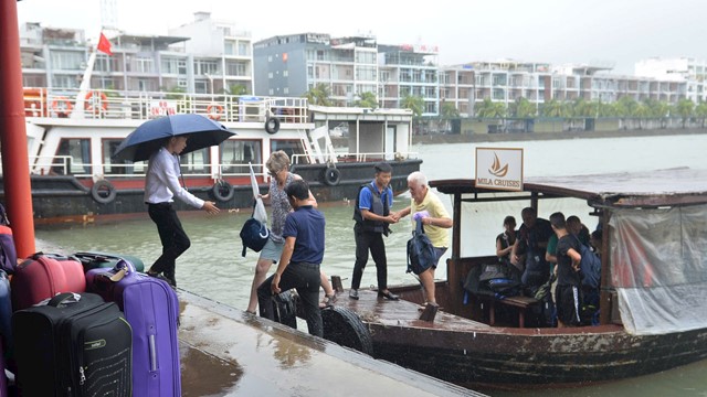 Vịnh Hạ Long đón hàng nghìn lượt khách sau bão Yagi