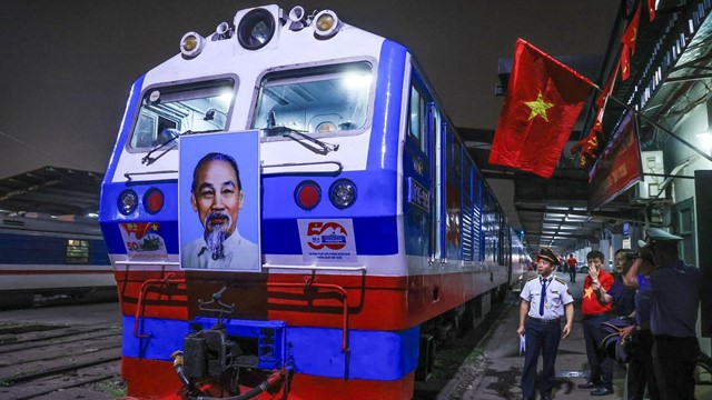 Có gì đặc biệt trên đoàn tàu Thống Nhất kỷ niệm 50 năm non sông liền một dải?