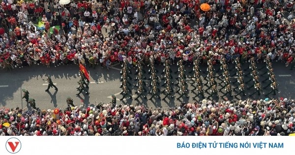 Trực tiếp: Các khối diễu binh, diễu hành đi trong vòng tay nhân dân