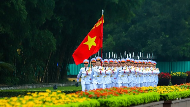 Thiêng liêng lễ chào cờ kỷ niệm 50 năm thống nhất đất nước tại Quảng trường Ba Đình