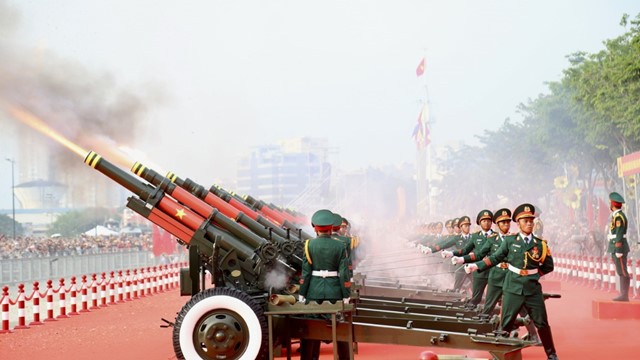 Cận cảnh màn bắn 21 phát đại bác trong lễ kỷ niệm 50 năm thống nhất đất nước