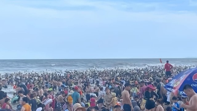 Bãi biển chật kín du khách, ngành du lịch biển bùng nổ trong dịp 30/4 – 1/5