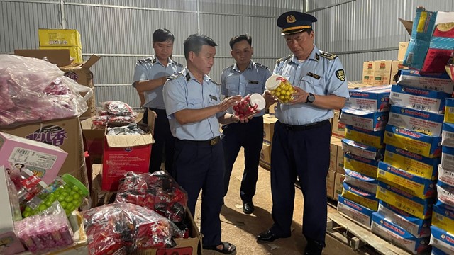 Thu giữ hơn 5.000 sản phẩm mỹ phẩm không rõ nguồn gốc và thực phẩm nhập lậu