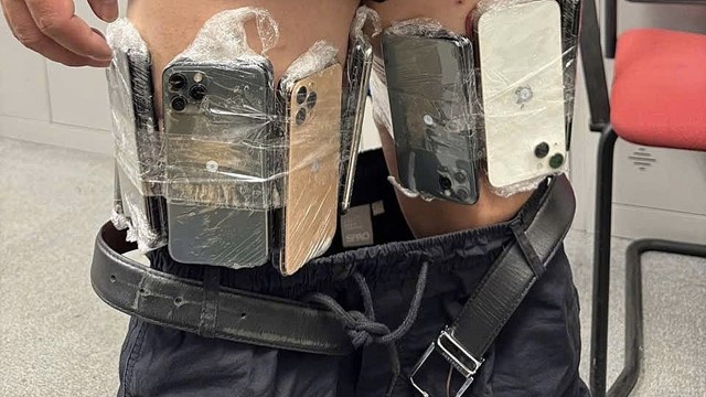 Phanh phui chiêu trò tuồn lậu điện thoại qua sân bay Nội Bài