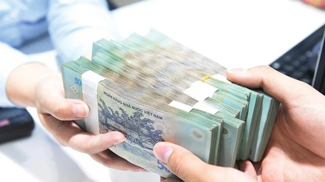 Tiền gửi dân cư lập kỷ lục, gần 15 triệu tỷ đồng "nằm" trong ngân hàng