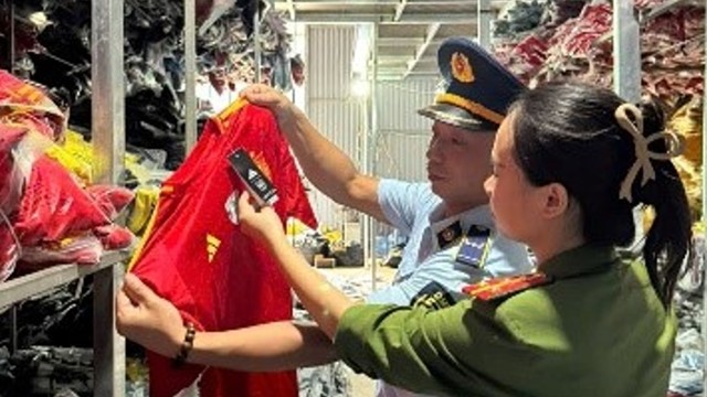 Khởi tố chủ kho hàng chứa hơn 35.000 bộ quần áo giả mạo nhãn hiệu nổi tiếng trị giá 6,6 tỷ đồng