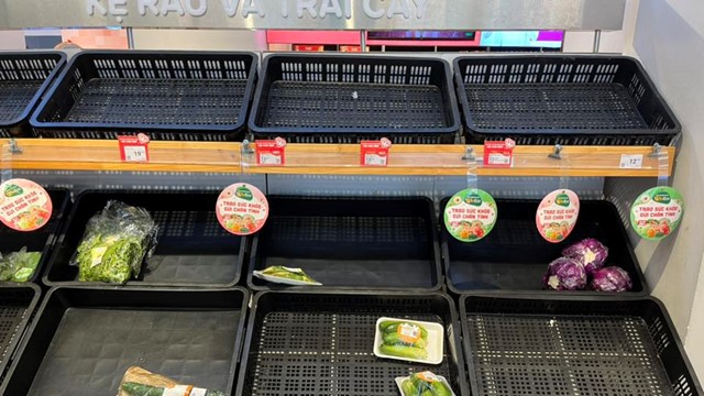 Siêu thị “trắng kệ”, chợ “vừa bán đã hết”, tranh cãi chuyện tích trữ hàng hóa chờ bão