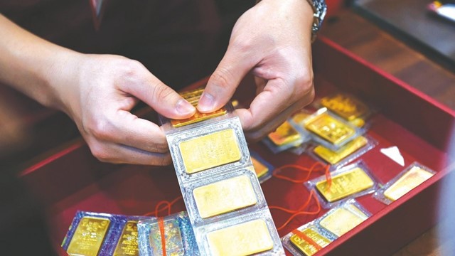 Vàng SJC lập kỷ lục 125 triệu đồng/lượng, thị trường trong nước sôi động trở lại