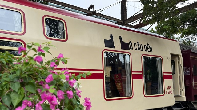 Tàu du lịch “Hà Nội 5 cửa ô” có gì khiến giới trẻ phát sốt?