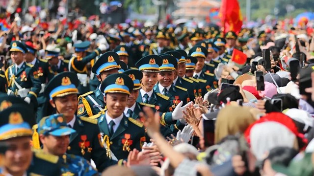 Xe buýt, bánh, nước, lương khô miễn phí phục vụ nhân dân xem diễu binh 2/9