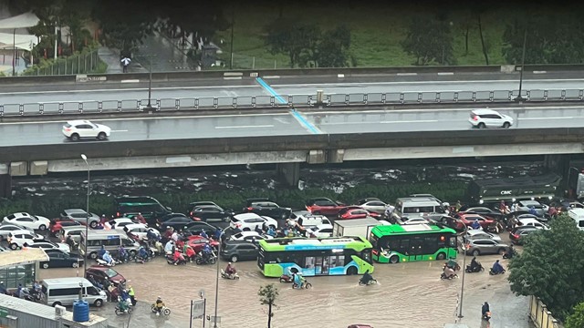 Mưa kéo dài do bão số 5, nhiều phố ngập sâu, người Hà Nội chật vật đến công sở