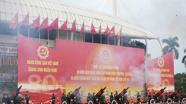 21 loạt pháo lễ đồng loạt khai hỏa hỏa trong lễ tổng duyệt cấp Nhà nước kỷ niệm 80 năm Quốc khánh 2/9