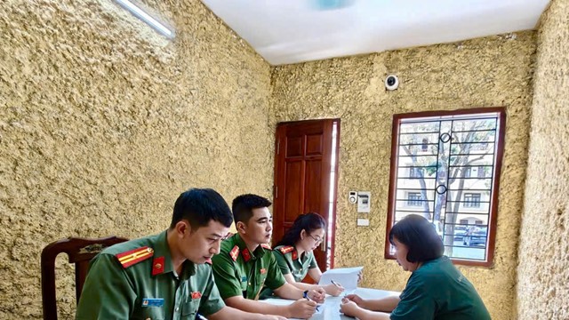 Rao bán “giấy mời xem diễu binh”, một người bị khởi tố hình sự