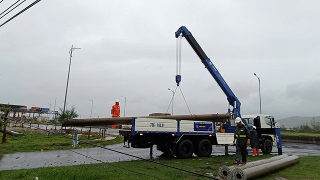 Ngành điện triển khai “4 tại chỗ” bảo đảm an toàn sau bão