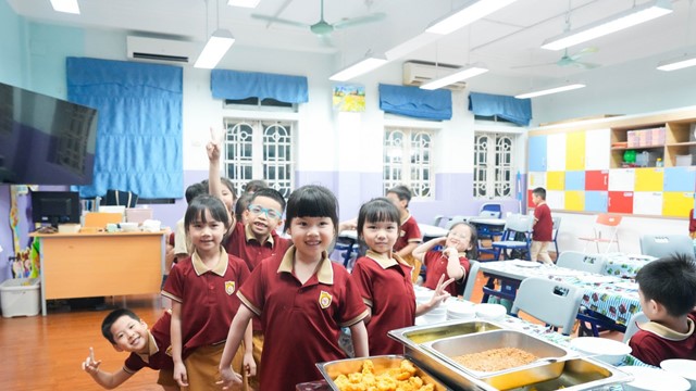 Mưa lớn gây ngập nặng, học sinh Hà Nội được trường tổ chức ăn tối và nghỉ lại