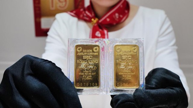 Từ hôm nay (10/10), mua bán vàng trên 20 triệu đồng phải chuyển khoản