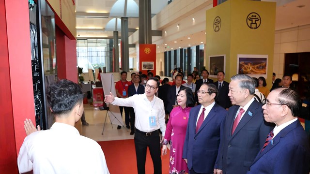 “Bức tường lịch sử số” tái hiện chặng đường vẻ vang của Đảng bộ Thành phố Hà Nội