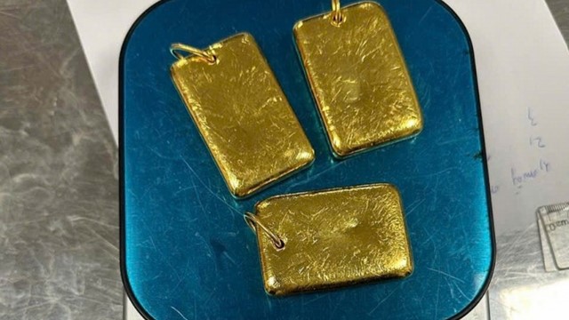 Phát hiện gần 900 gram vàng trị giá hơn 3 tỷ đồng được giấu trong balo tại sân bay Nội Bài