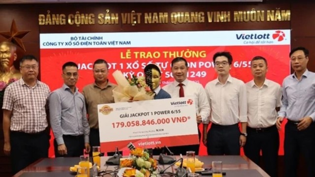 Lộ diện người trúng xổ số Vietlott hơn 179 tỉ đồng