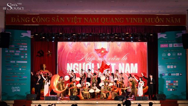 Mãn nhãn với phần trình diễn của sinh viên trường Báo trong đêm nhạc hội “FPS 2025 - Sen’s Resonance”