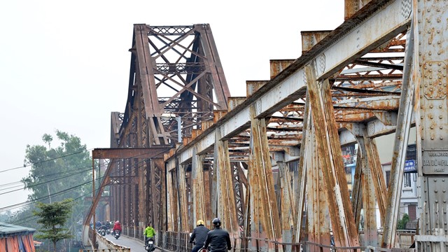 Cấm xe qua cầu Long Biên hướng vào trung tâm Hà Nội, người dân di chuyển theo cách nào?