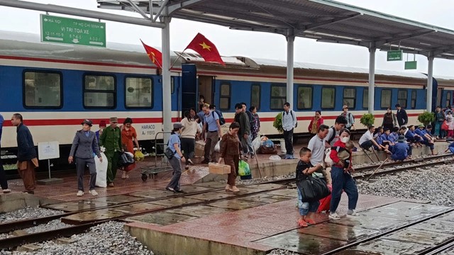 Bão số 13 làm tê liệt nhiều đoạn đường sắt miền Trung, hành khách được hỗ trợ trả vé miễn phí