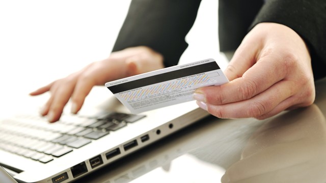 Tài khoản số dư thấp và “đóng băng” bị đưa vào diện thu phí