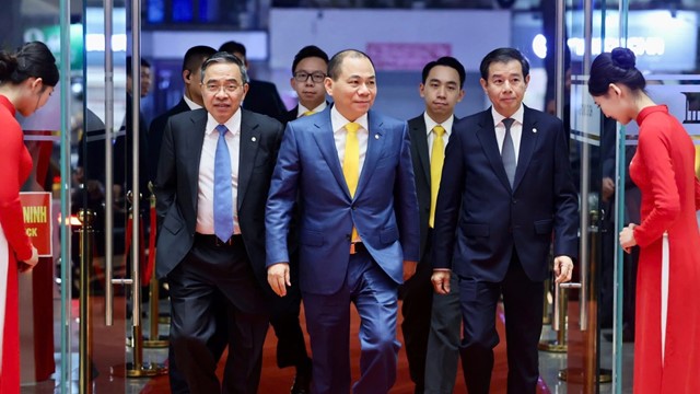 Tỷ phú Phạm Nhật Vượng cùng cả gia đình dự lễ trao giải VinFuture 2025