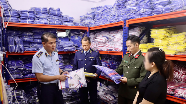 Phát hiện điểm chứa gần 6.500 bộ quần áo nghi giả Nike, Adidas bán trên sàn thương mại điện tử